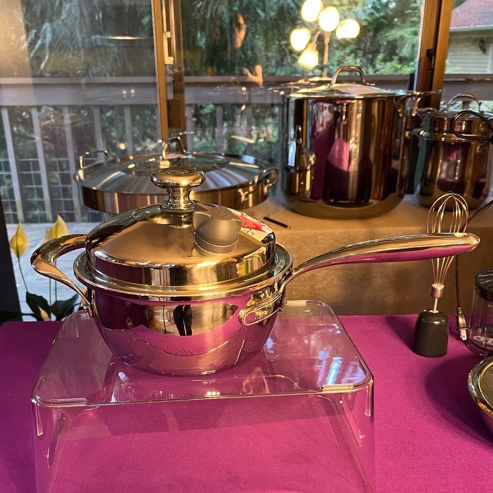 ON HOLD!!! Beautiful sauce pan Princess House 1.5 qrts